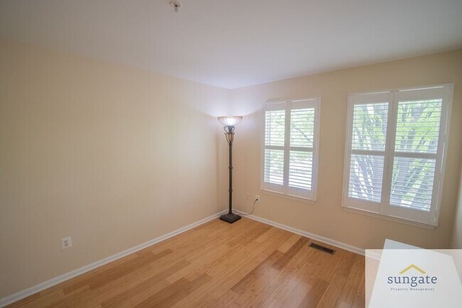Building Photo - 104 N Dallas St