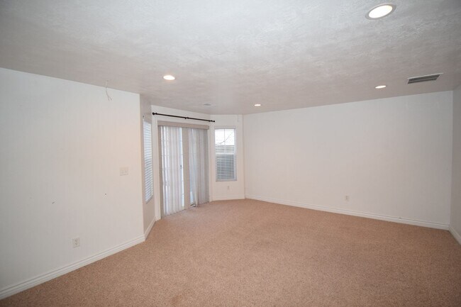 Building Photo - 3 Bedroom 3 Bath Townhome in Sun Crest!!!