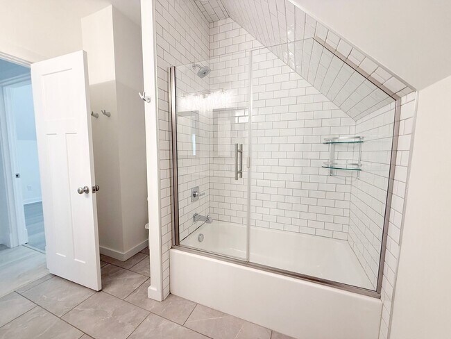 Building Photo - Pet-Friendly 3-Bedroom Home with Bright, Airy Coastal Style