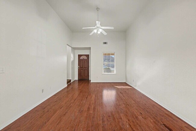 Building Photo - Spacious 3-Bed Duplex in Bentonville with Granite Elegance – Your Ideal Home Awaits!