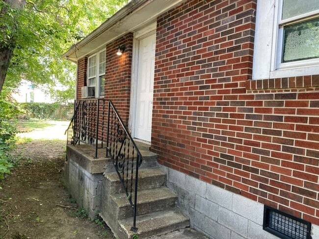Building Photo - Lovely 2 Bed Duplex by Fisk - 5 Min From Downtown