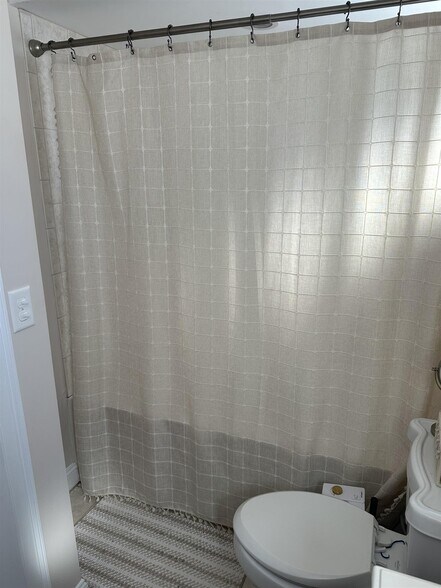 Building Photo - 11 Winthrop Ct