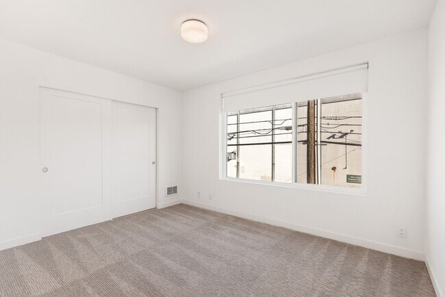 Building Photo - South Seattle Newer Townhome - Great location and floorplan