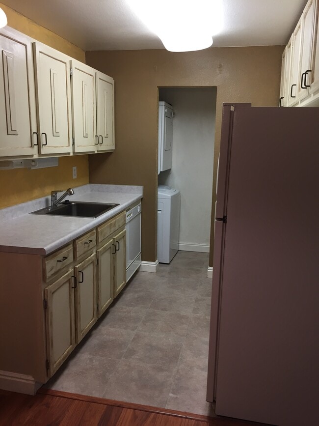 Building Photo - 501 Golden Cir