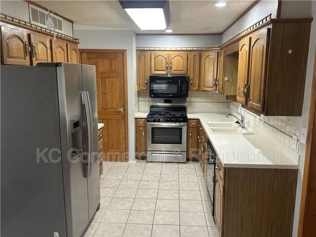 Building Photo - 7809 NE San Rafael Dr