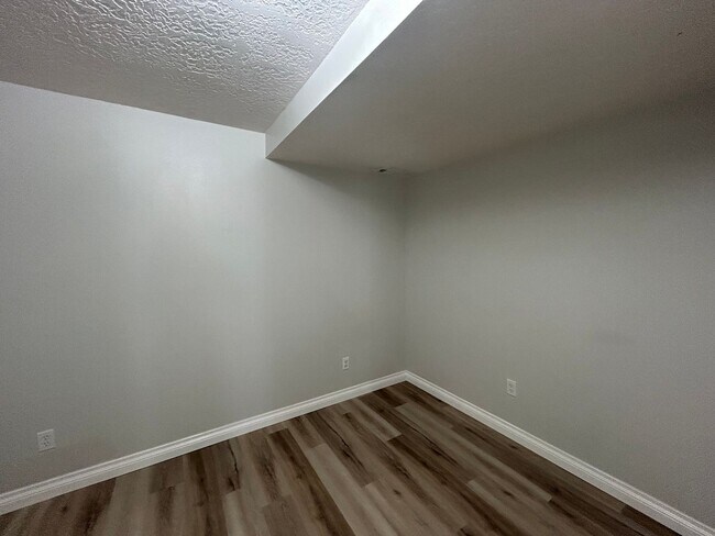 Building Photo - 428 200 E