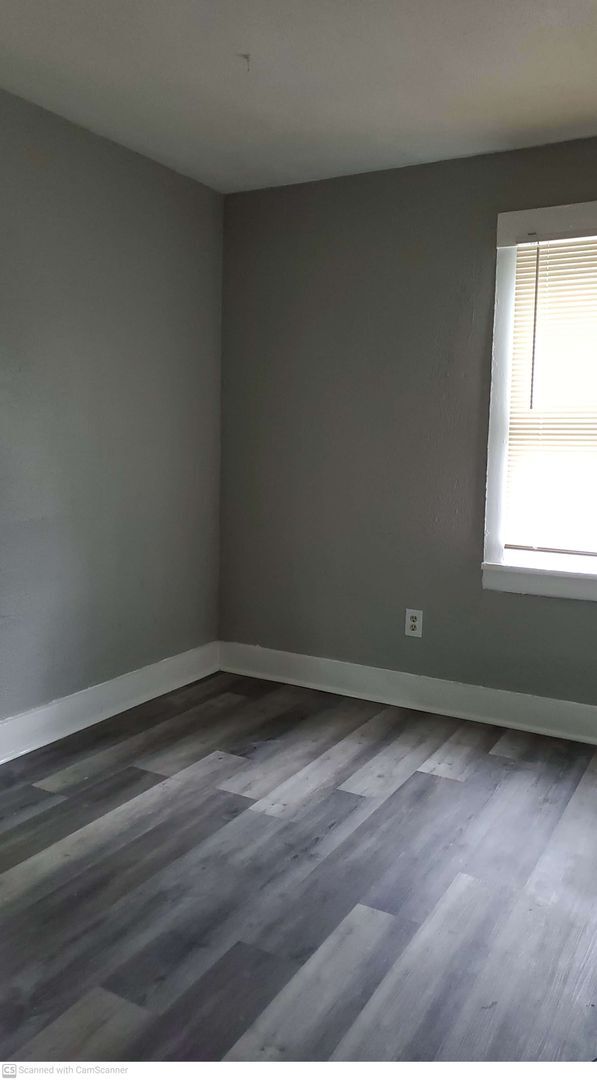 Building Photo - 4 bed 1 bath freshly refurbished and ready...