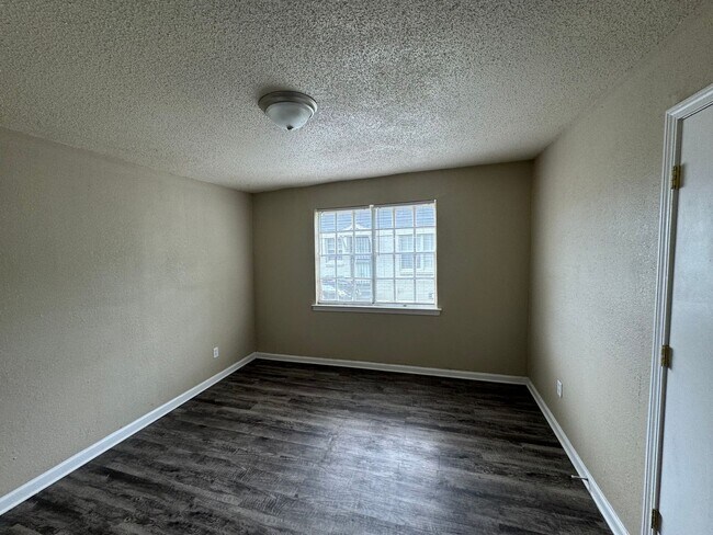 Building Photo - 87 Eastview Dr