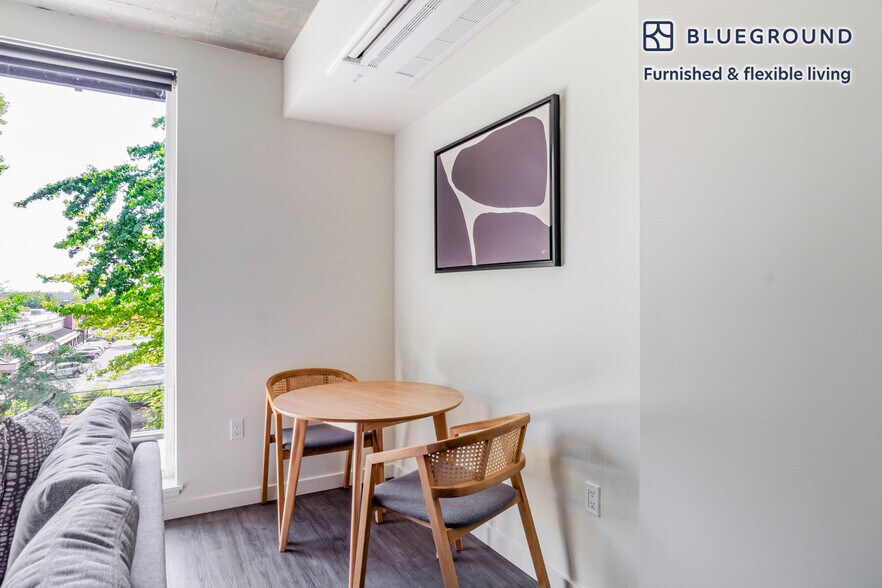 Building Photo - 10050 NE 10th St