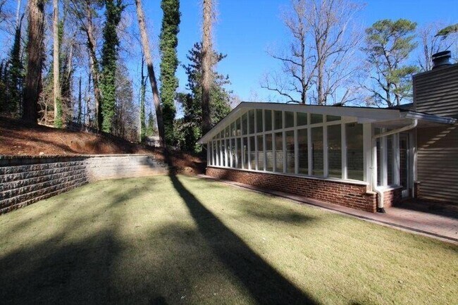 Building Photo - 4104 N Ivy Rd NE