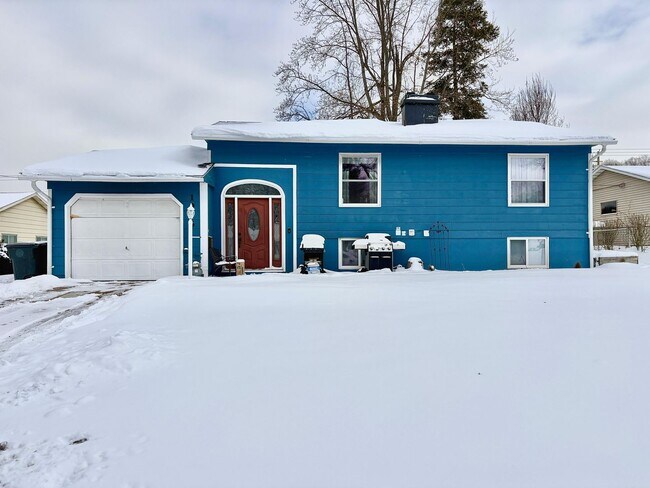 Building Photo - Twyckenham Hills Gem – 4BR with Lower Level Family Suite