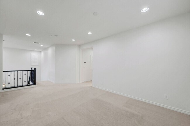 Building Photo - Stunning 4 Bedroom with Mountain Views!