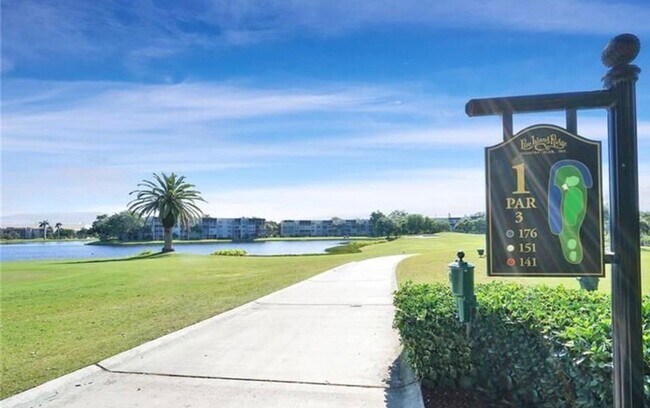 Building Photo - 9440 Poinciana Pl