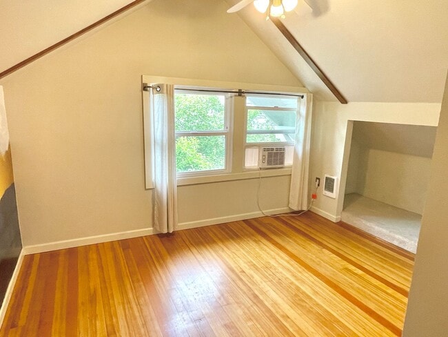 Building Photo - Gorgeous Rose City Park 4 bed Craftsman