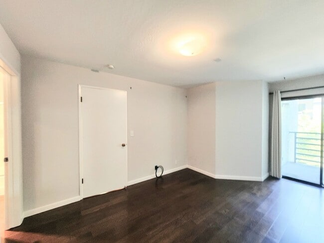 Building Photo - 2 bedroom 2 bath condo home in North San Mateo