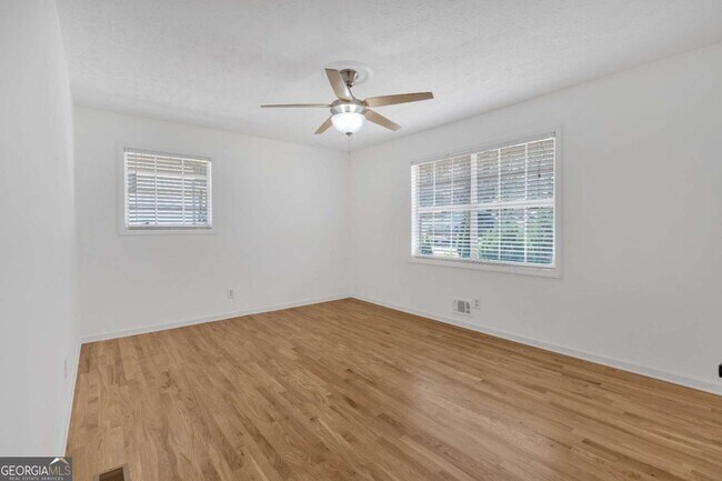 Building Photo - 3819 Dora Dr SE