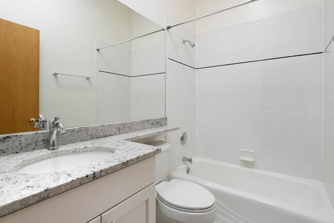 Building Photo - 4 Bedroom, 3 Bathroom Impressive Lincoln Park Duplex