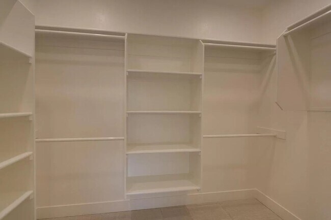 Building Photo - Luxury Townhome in Quiet Neighborhood