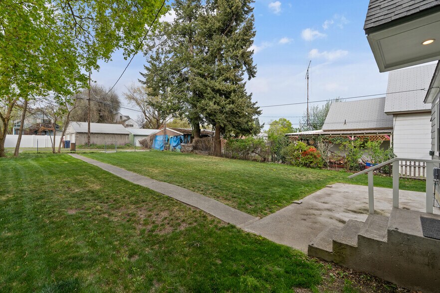 Building Photo - 1011 E Nora Ave