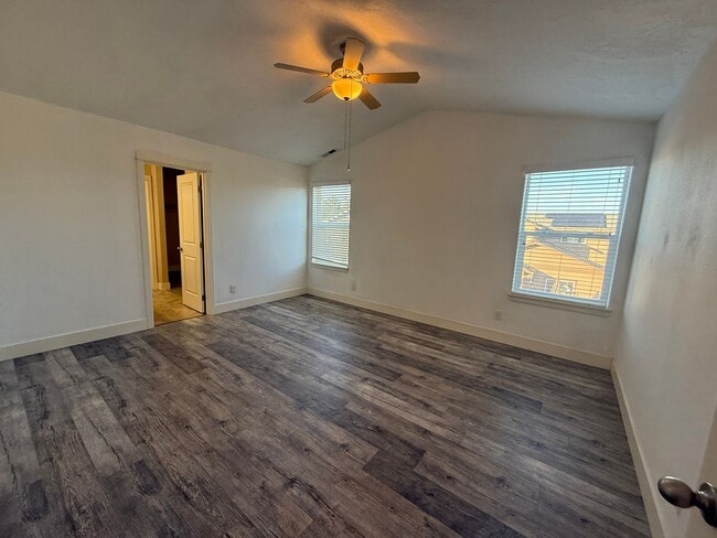 Building Photo - 4 Bed/2.5 Bath Single Family Home in SE Bend