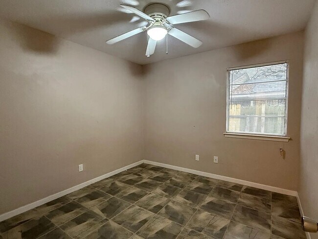 Building Photo - 3 Bed, 2 Bath in Southwood Valley for August Move In!