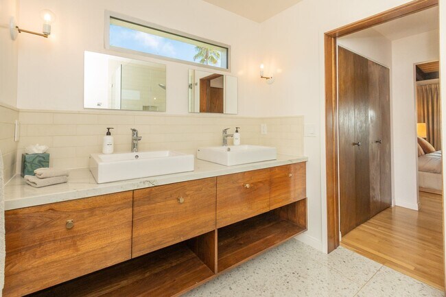 Building Photo - Spectacular Furnished 4 Bedroom/ 3 Bath Mid-Century Modern Retreat in Encinitas