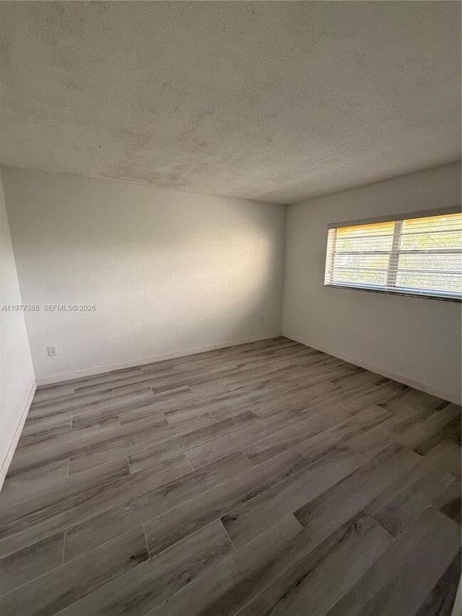 Building Photo - 1629 NW N River Dr