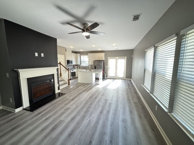 Building Photo - Gated Private Community! Spacious 3 Bedroom and 2.5 Bath End Unit Townhome