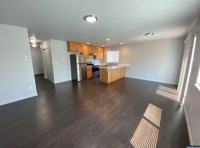 Building Photo - Available now! 3 bedroom ~ 2.5 Bathroom st...