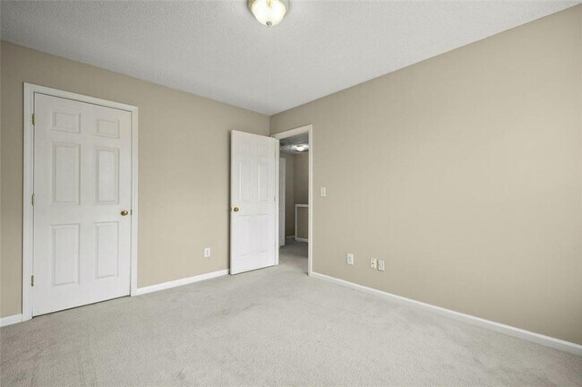 Building Photo - 14 Highoak Dr