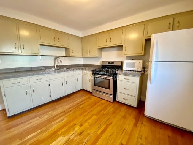 Building Photo - 825 Collins St