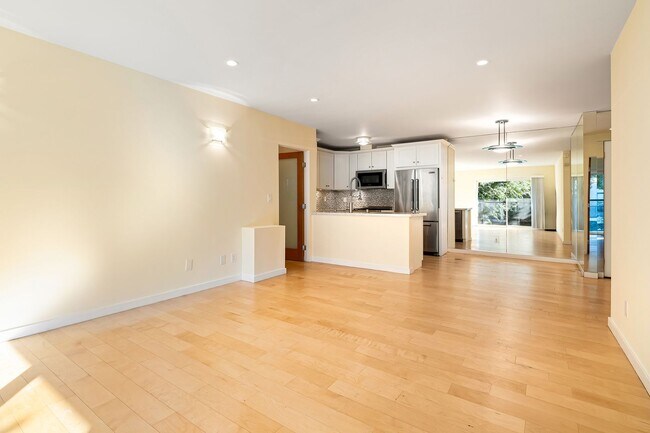 Building Photo - Available after 6/20 - Newly Renovated Cod...