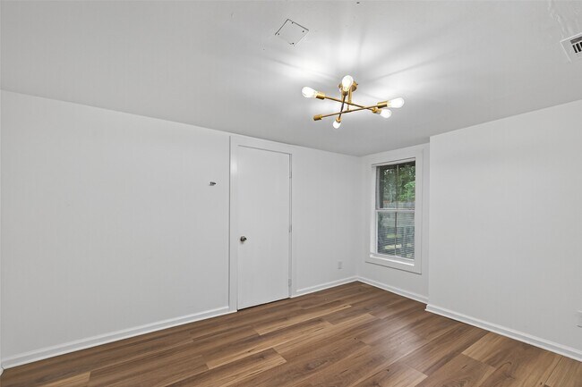 Building Photo - 105 Clear Lake Rd