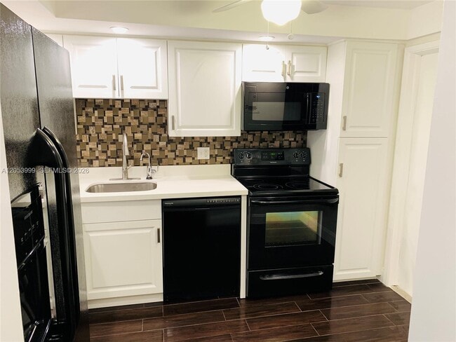 Building Photo - 2850 N Palm Aire Dr