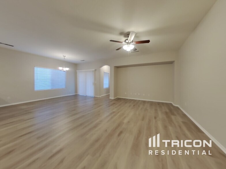 Building Photo - 16823 W Cottonwood St