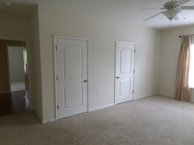 Building Photo - Eagle Creek Condos at Hillcrest!