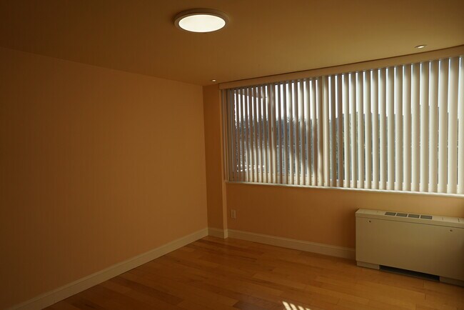 Bedroom with closet - 4520 King St