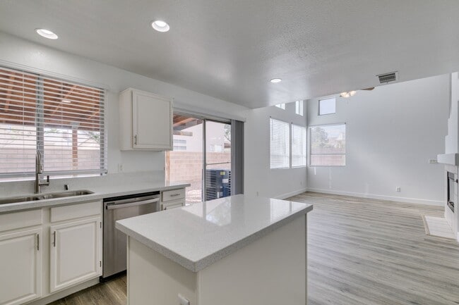 Building Photo - NORTH SHORES REFRESHED 2 STORY HOME WITH FIREPLACE AND LARGE BACKYARD