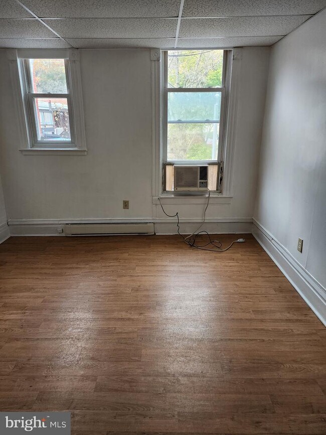 Building Photo - 15 N Washington St