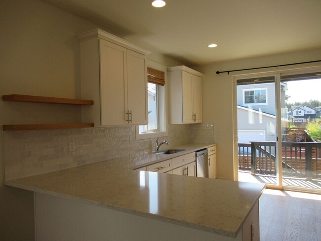 Building Photo - Light and Bright 3 bedroom, 1.5 bath home in Tehaleh