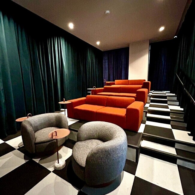 Building Photo - 11 NE 6th St