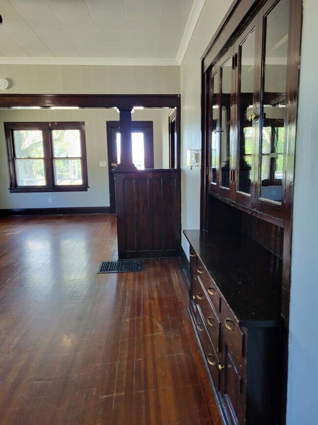 Building Photo - 744 River Dr
