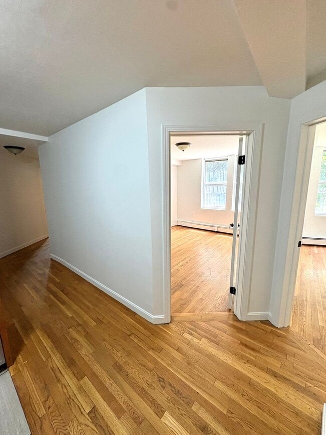 Building Photo - Spacious 2-bed Right on Comm Ave. - Close to T