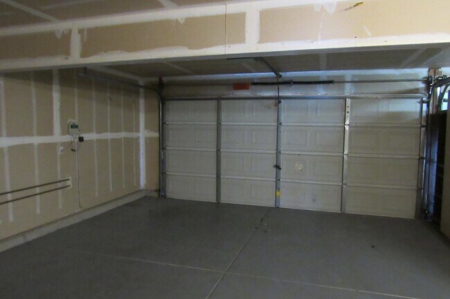 Building Photo - Beautiful 4 Bed/3 Bath Tracy Home with Pool and Fresh Paint