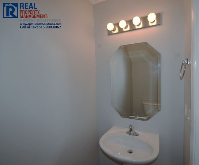 Building Photo - Great 2BR/2.5BA Murfreesboro townhome less than 2 miles from MTSU!