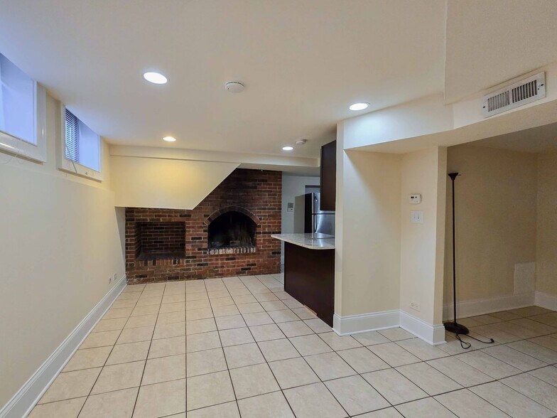 Building Photo - 877 W Lill Ave