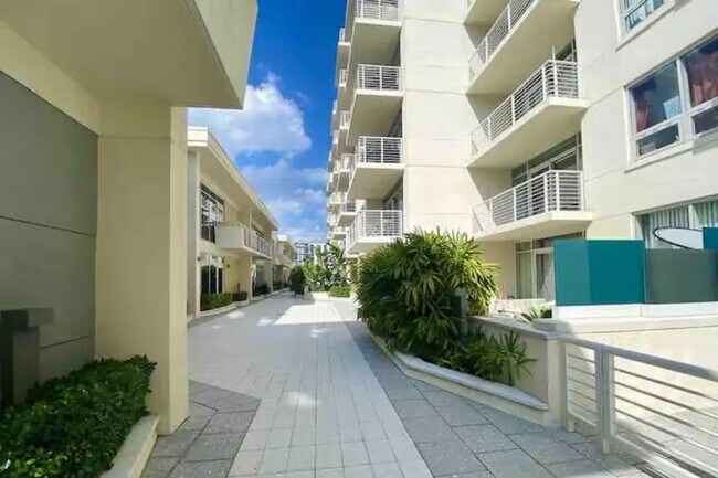 Building Photo - 139 NE 32nd St