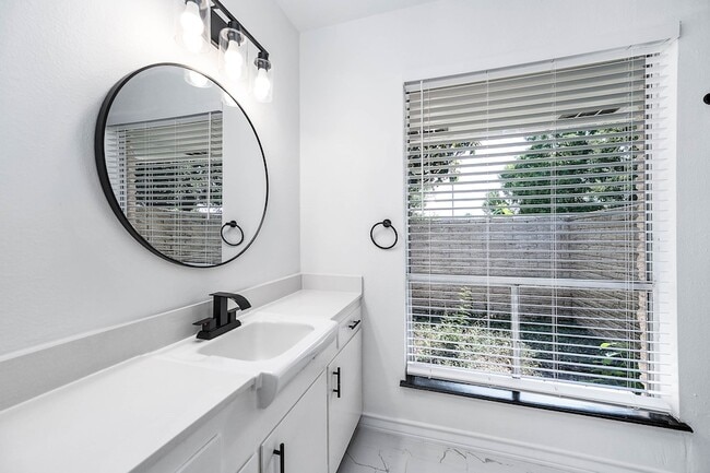 Building Photo - 1616 Redway Ln