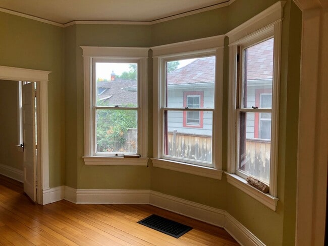 Building Photo - Beautiful 3 bed/2 bath Near Downtown!