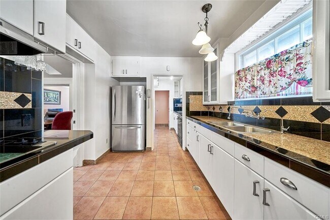Building Photo - 433 S Bundy Dr